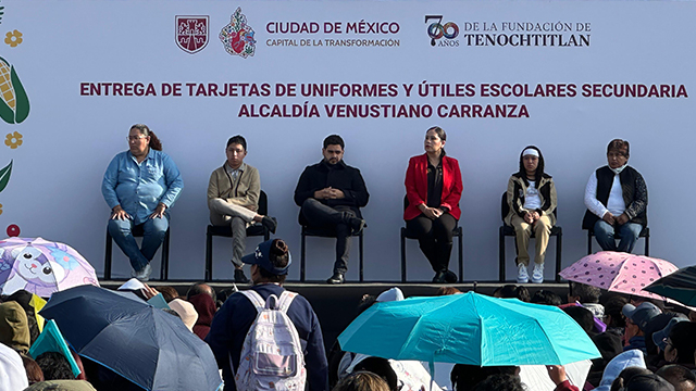 FAMILIAS DE VENUSTIANO CARRANZA RECIBEN APOYO DEL PROGRAMA UNIFORMES Y ÚTILES ESCOLARES